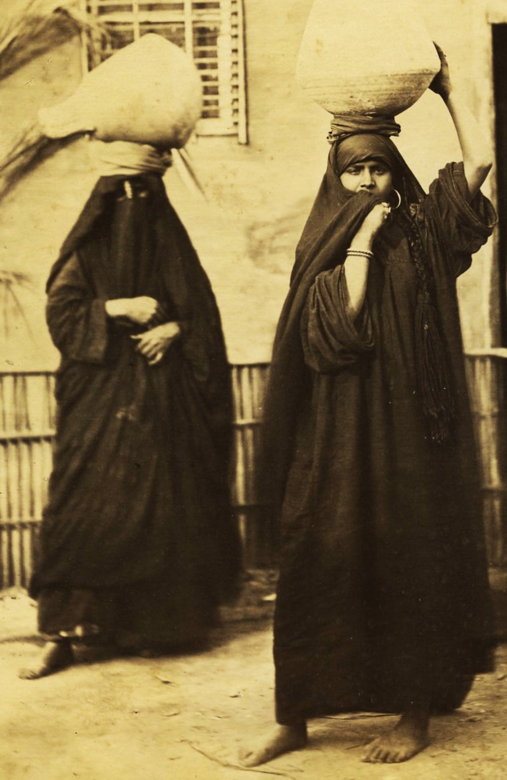 vieille photo de hijab aux pieds nus