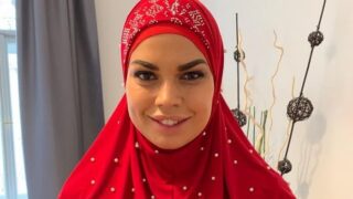 Chloé Lamour, fille musulmane aux seins geants
