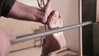 Femme arabe torturée sur la plante des pieds